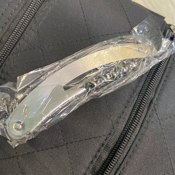 Insulated wine tote with corkscrew - Picture 2 of 5